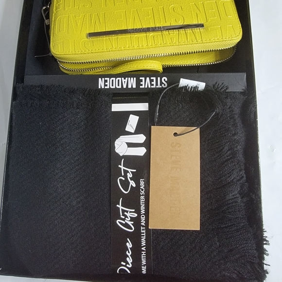 * SOLD* Steve Madden Wrislet Wallet and Scarf Set - Picture 6 of 8